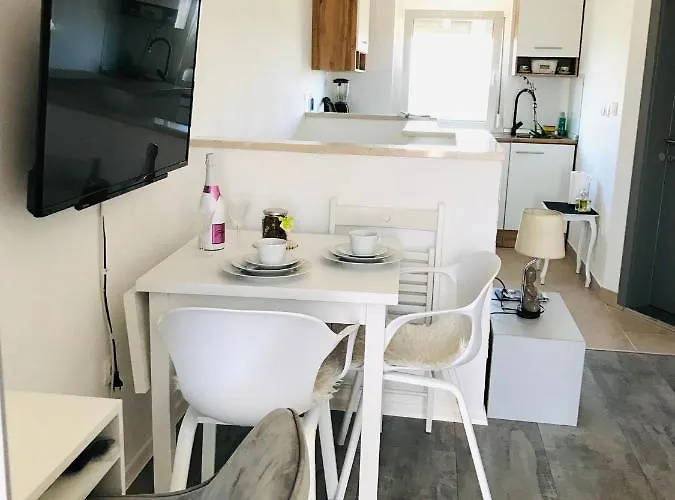 Smokvica - Modern With Balcony & Parking - Quiet Area 사부드리자