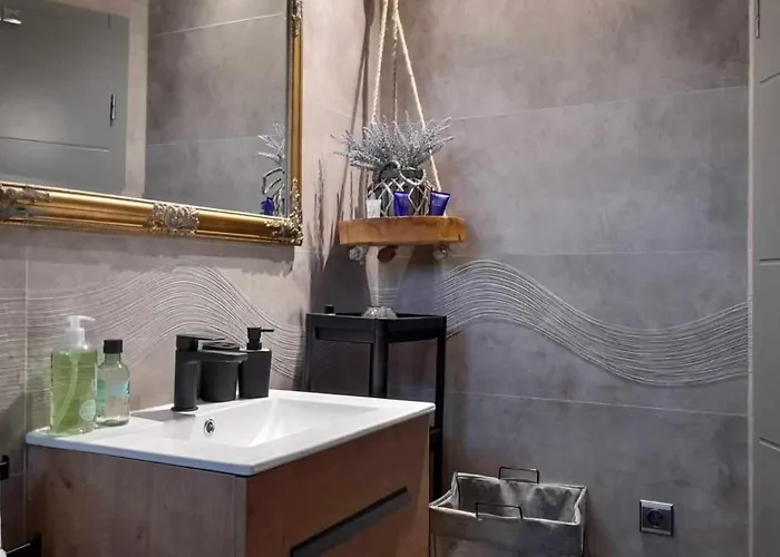 Smokvica - Modern With Balcony & Parking - Quiet Area * 사부드리자