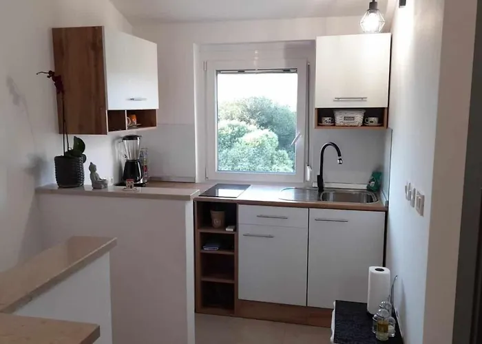 Smokvica - Modern With Balcony & Parking - Quiet Area 사부드리자